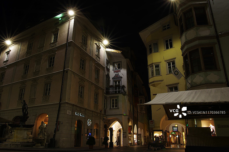 博尔扎诺市中心黄昏后的傍晚氛围图片素材