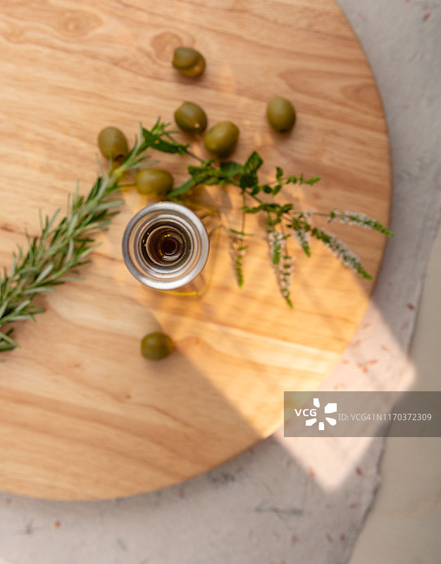 橄榄油、橄榄、迷迭香和薄荷图片素材