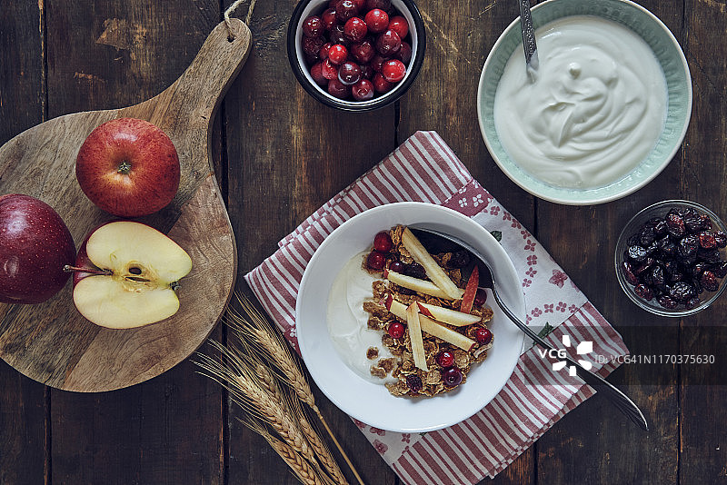 蔓越莓苹果谷物酸奶图片素材