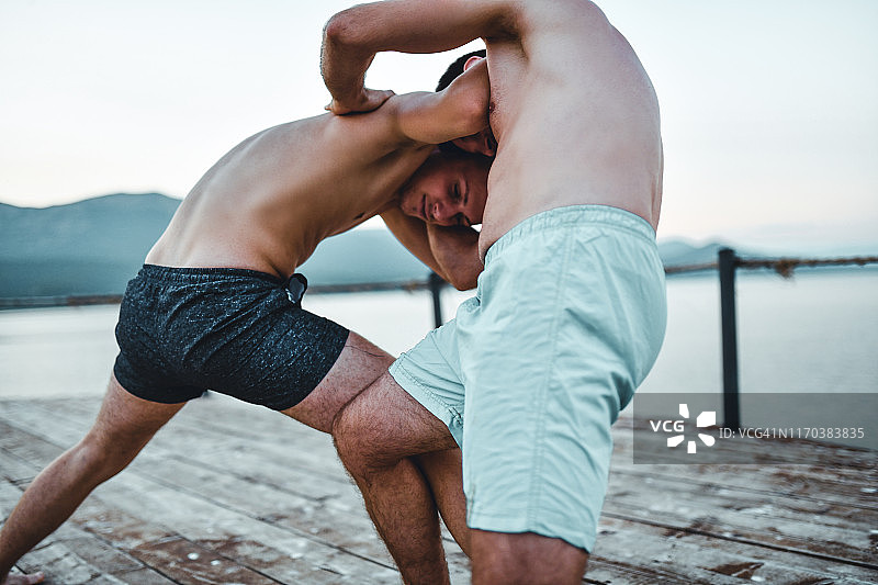 在海滩上打斗的男人们图片素材