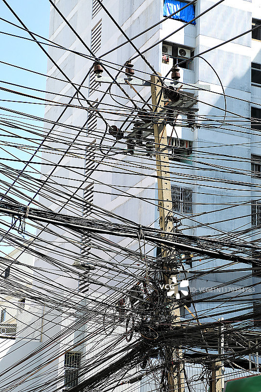 城市街道上的电力电缆特写图片素材