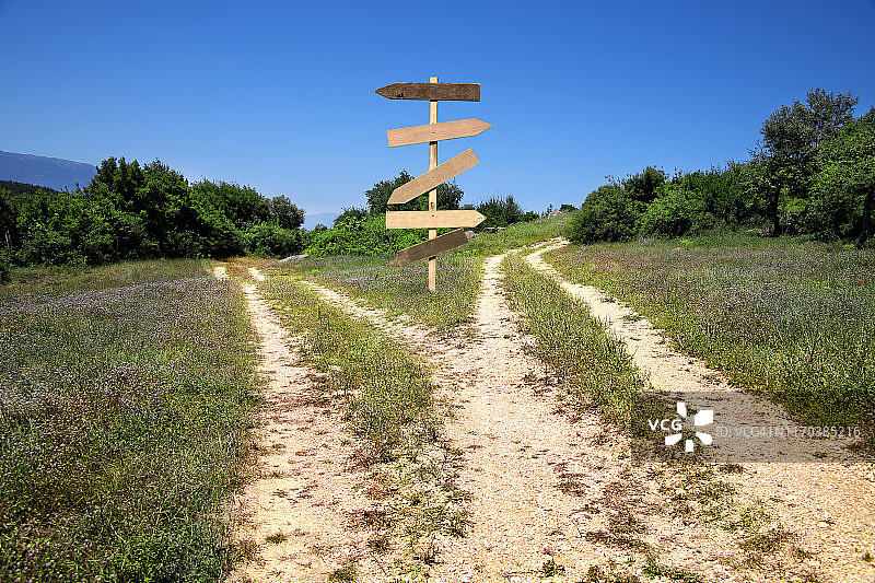 带有木制指示牌的乡村岔路图片素材