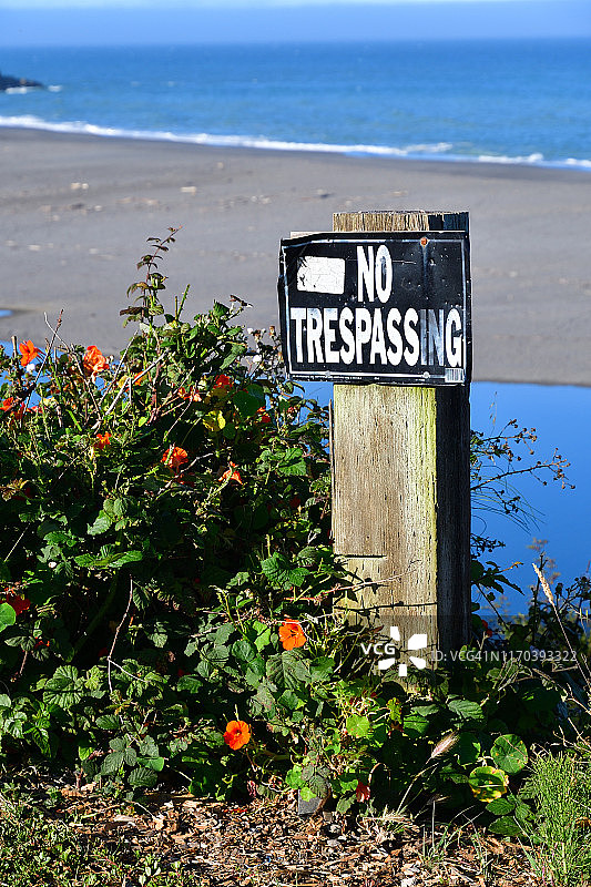 禁止入内标志：警告公众阔阿拉河与太平洋交汇处陡峭悬崖的危险图片素材