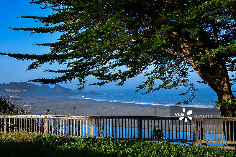 瓜拉拉河汇入太平洋的壮丽景色图片素材