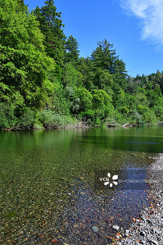 瓜拉拉河汇入太平洋前的宁静景色图片素材