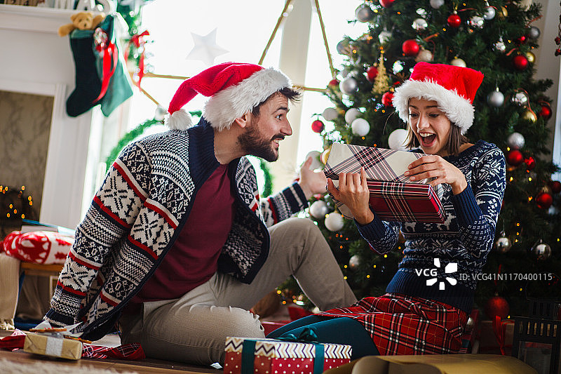 打开圣诞礼物后的激动图片素材