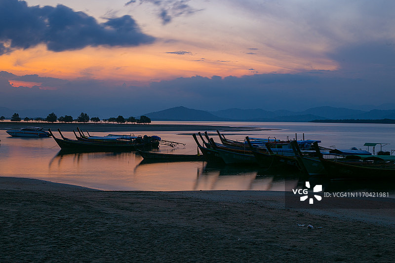 停泊在海湾的渔船图片素材