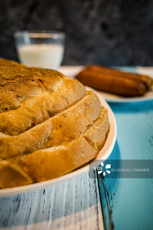 包含面包、牛奶和香肠的早餐图片素材