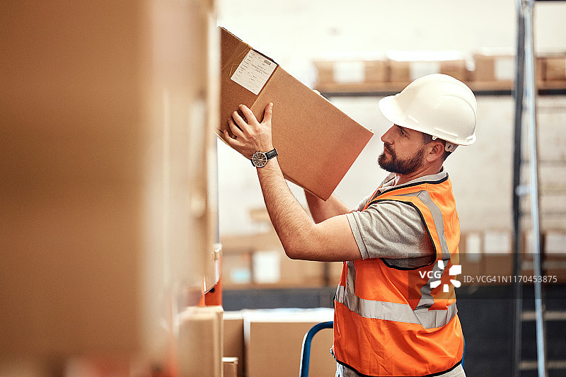 他在工厂搬运货物时总是很小心图片素材