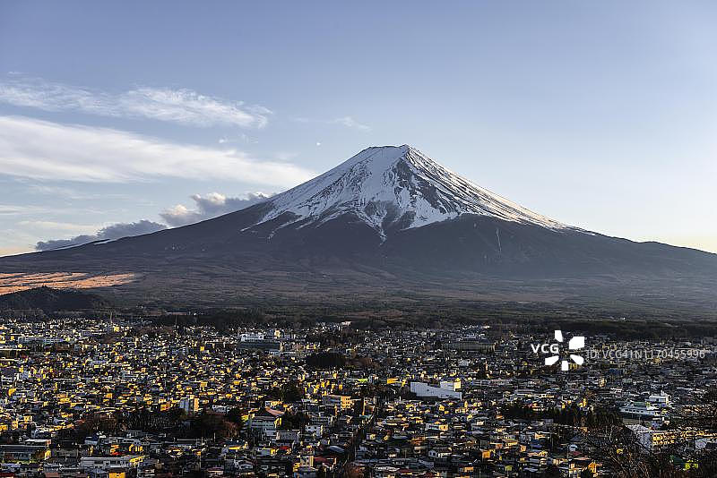 从富士吉田市眺望富士山，日本山梨县图片素材