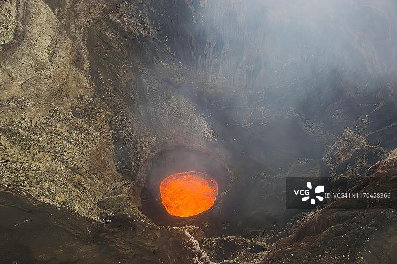 安布里姆岛安布里姆火山的火山口中发光的熔岩湖图片素材