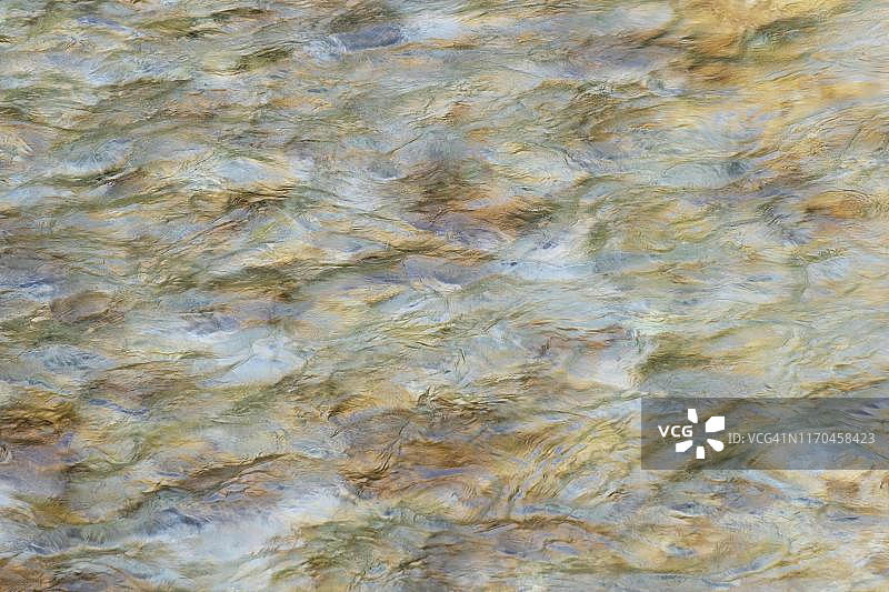 斯洛文尼亚博韦茨附近索卡山涧的水和波浪图片素材