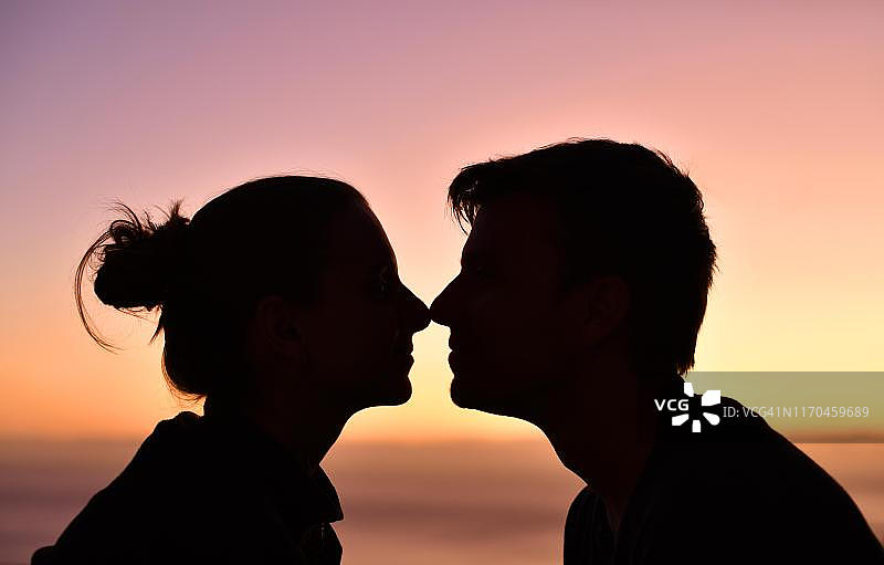 葡萄牙马德拉岛日落时分依偎的年轻情侣图片素材