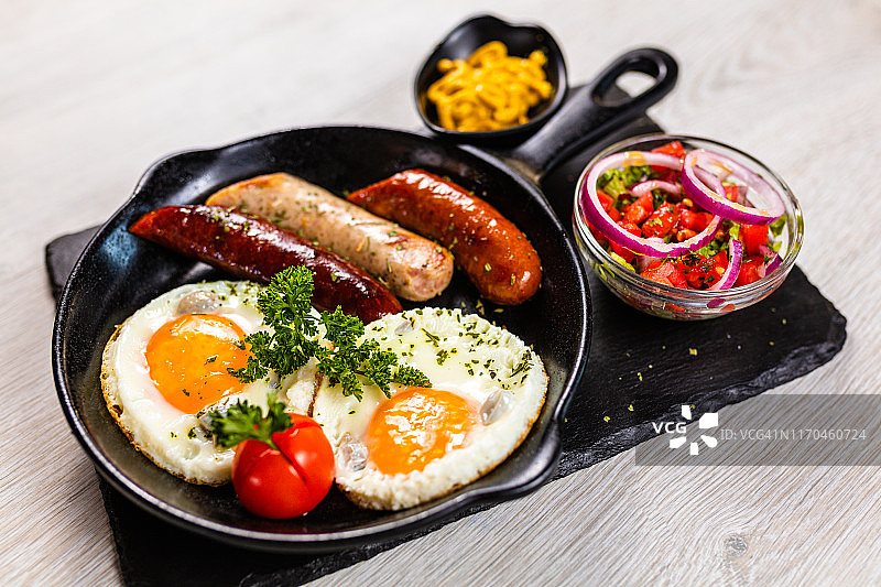 搭配香肠的单面煎蛋图片素材