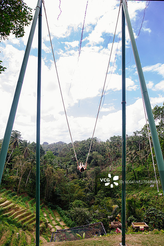 在户外享受美好一天的年轻快乐女人图片素材