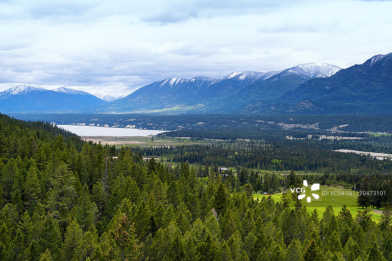 加拿大不列颠哥伦比亚省费尔蒙特温泉附近的哥伦比亚山谷图片素材