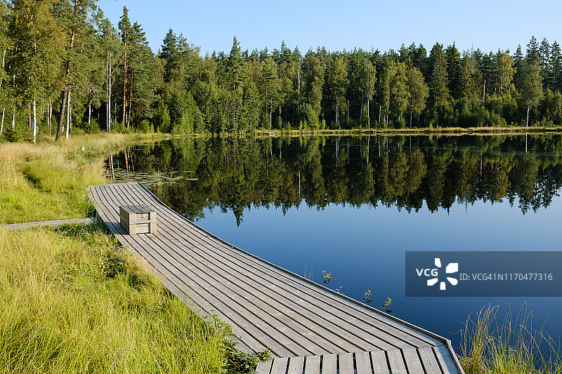 阳光明媚的夏日，吕瑟戈尔钓鱼湖上的码头图片素材