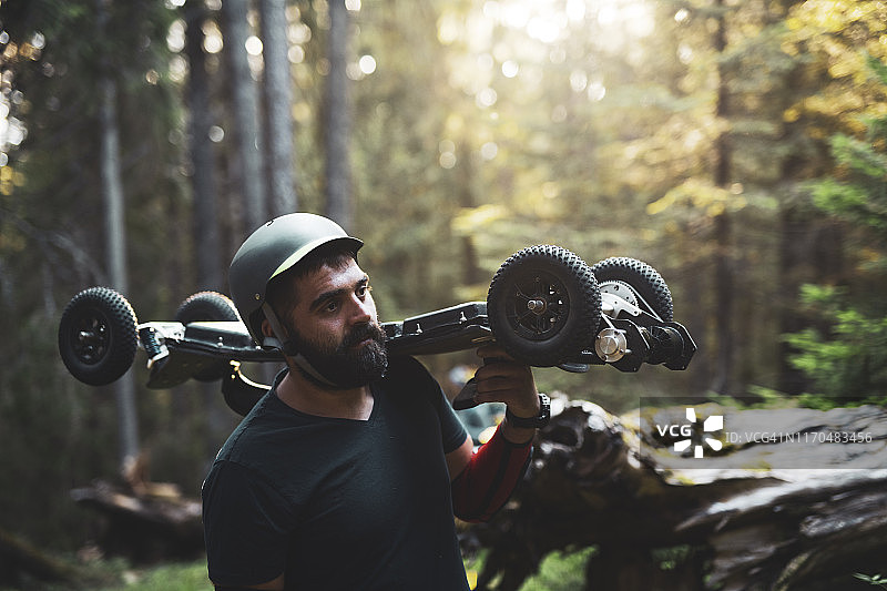 森林中的山地边界图片素材