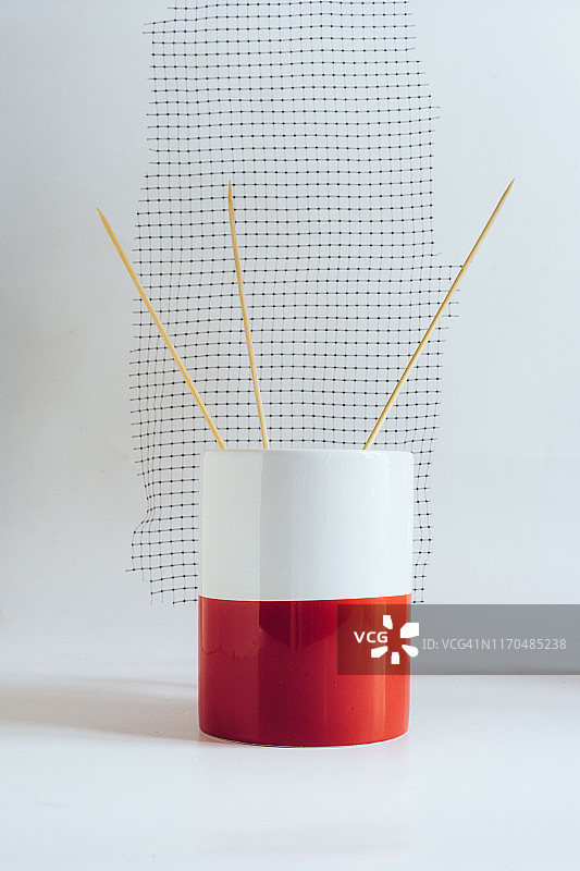 白色背景上的吸管马克杯图片素材