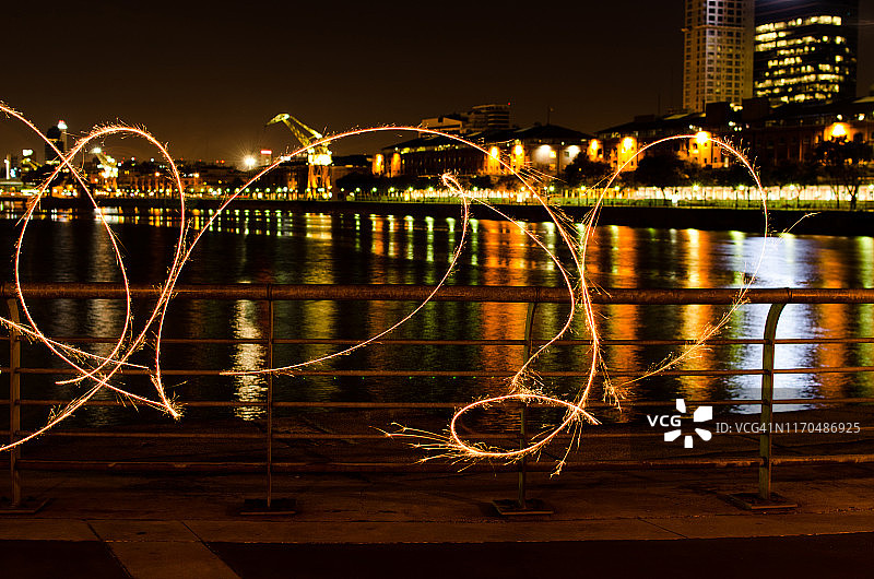 城市夜景用长时间曝光光画图片素材