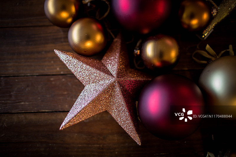 深色木桌上的圣诞装饰品俯视图图片素材