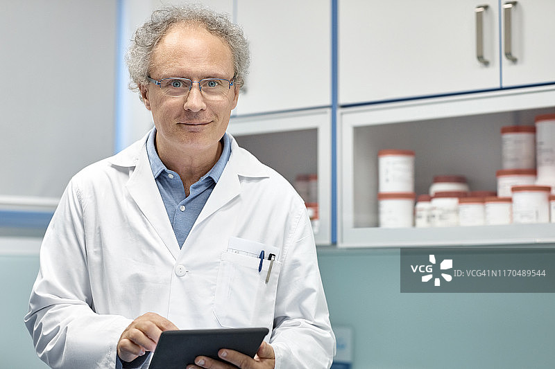 手持平板电脑的男医生肖像图片素材