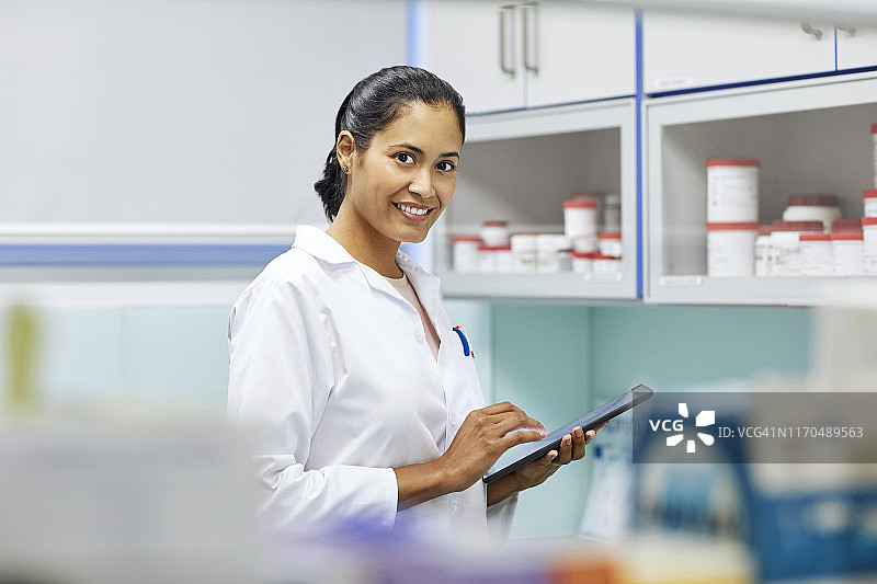 在医院使用平板电脑的微笑的顺势疗法医生图片素材