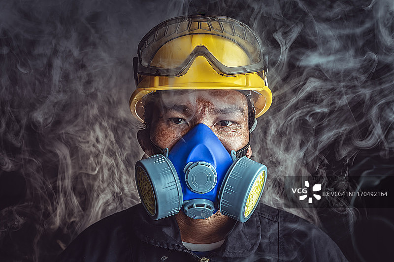 救援人员在烟雾弥漫的有毒环境中佩戴呼吸器。图像显示了工业工厂中保护准备和安全的重要性图片素材
