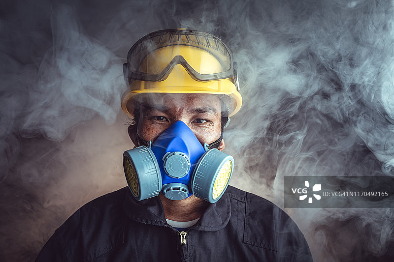 救援人员在烟雾弥漫的有毒环境中佩戴呼吸器。图像显示了工业工厂中保护准备和安全的重要性图片素材
