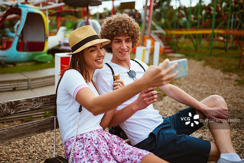 快乐的夫妇约会吃冰淇淋图片素材