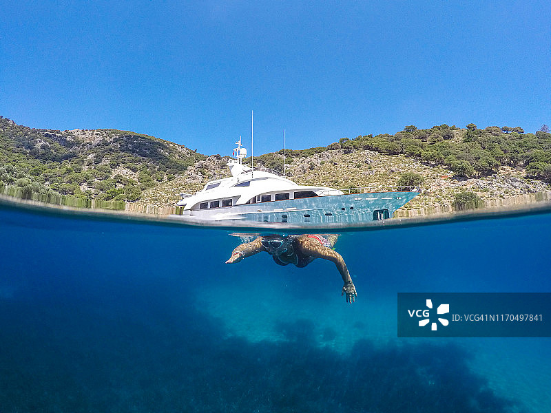 游艇上的女游客游泳图片素材