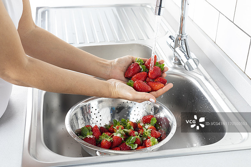 清洗草莓图片素材