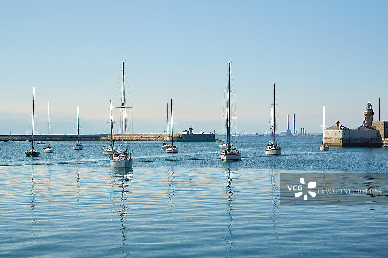 都柏林邓莱里港停泊的船只，爱尔兰图片素材