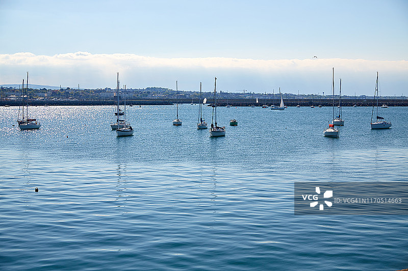都柏林邓莱里港停泊的船只，爱尔兰图片素材