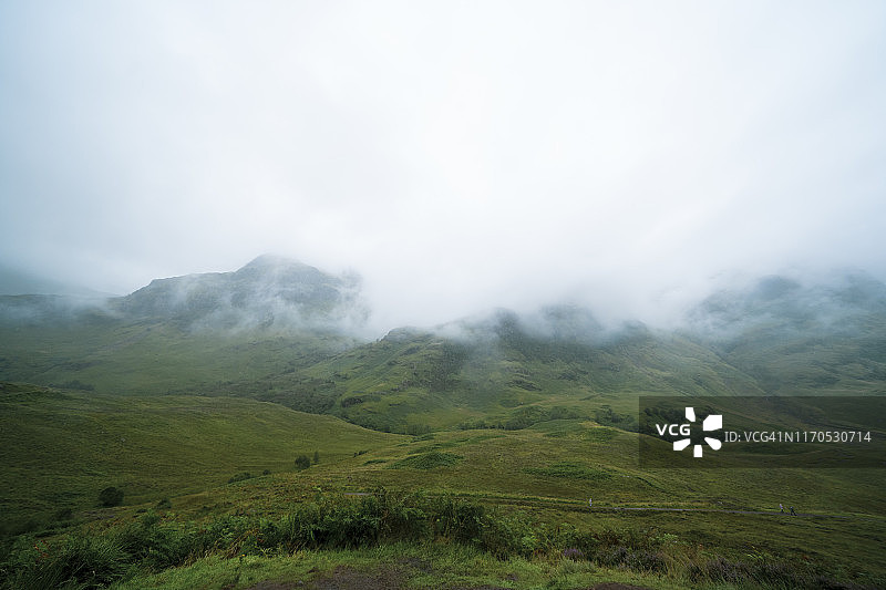 雾日中三姐妹山脉的景观图片素材