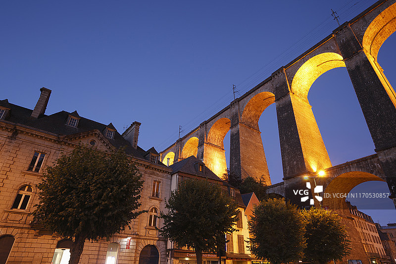 历史高架桥与老城区中心夜景图片素材