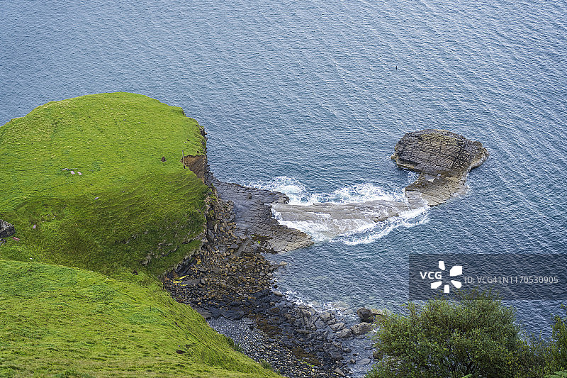绿色海岸线，靠近英国苏格兰波特里利奥特瀑布图片素材