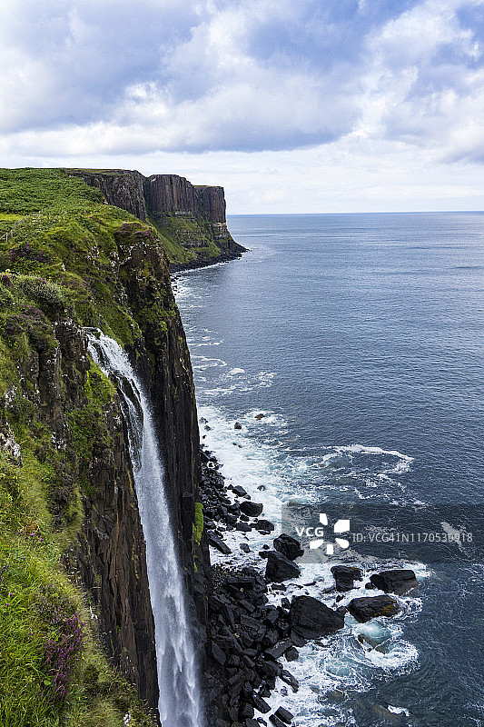苏格兰斯凯岛海岸的米尔特瀑布图片素材