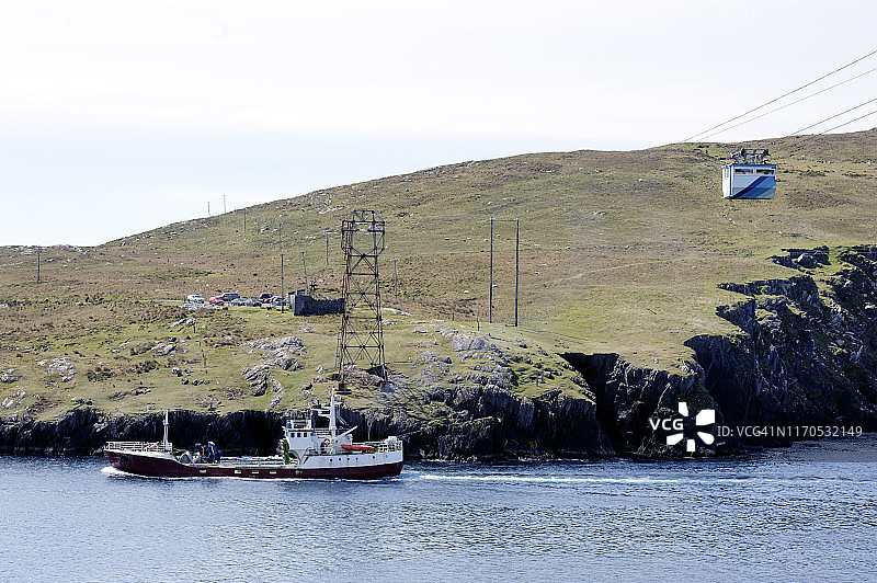 爱尔兰贝拉半岛加尼什角的缆车和渔船图片素材