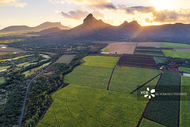 日出时雷帕特山和甘蔗的鸟瞰图图片素材