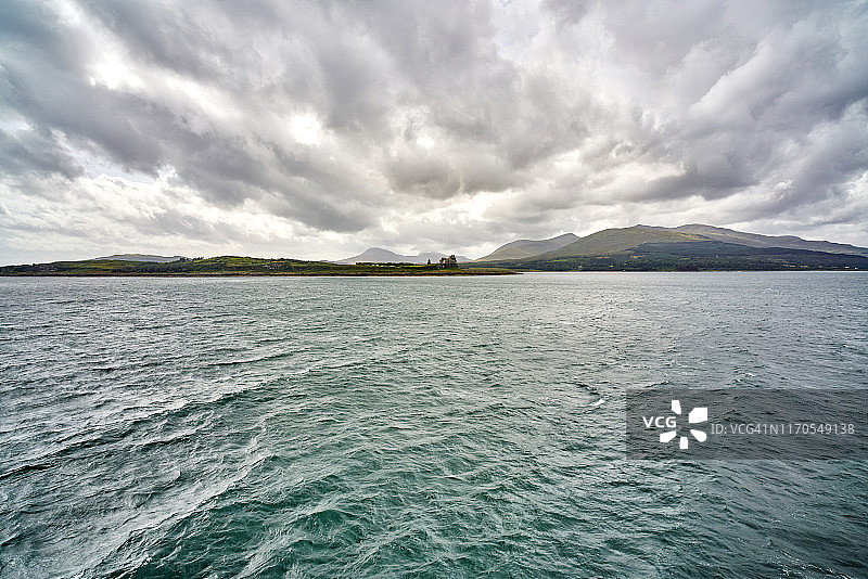 苏格兰内赫布里底群岛，杜阿尔特城堡和马尔岛的轮廓图片素材