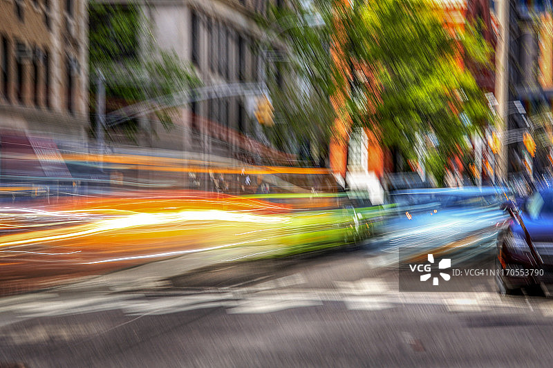 在列克星敦大道上飞驰的汽车，长时间曝光图片素材