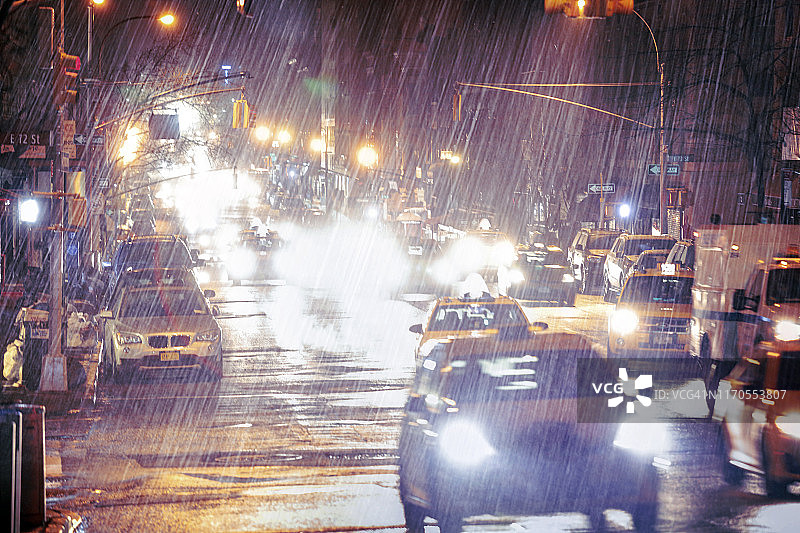 暴雨夜间的汽车，美国纽约曼哈顿列克星敦大道图片素材