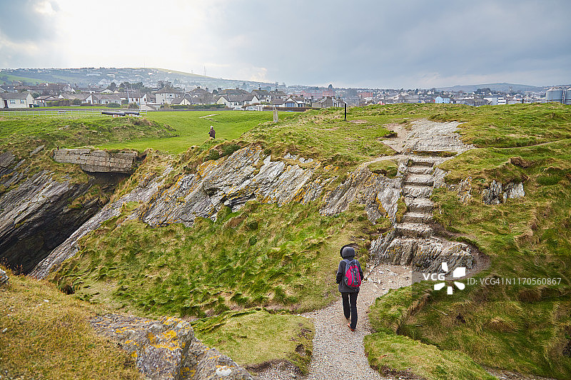 男人在爱尔兰威克洛郡散步图片素材
