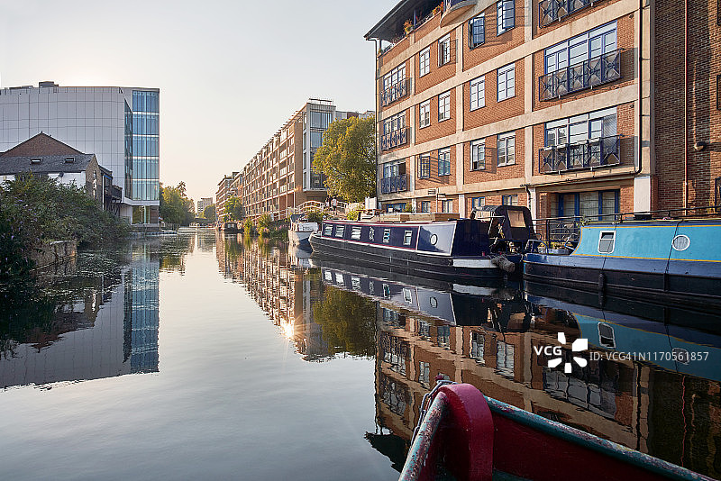 从窄船船头看到的景色图片素材