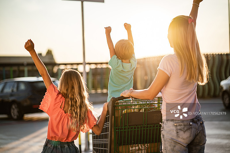 购物后快乐家庭的背影图片素材