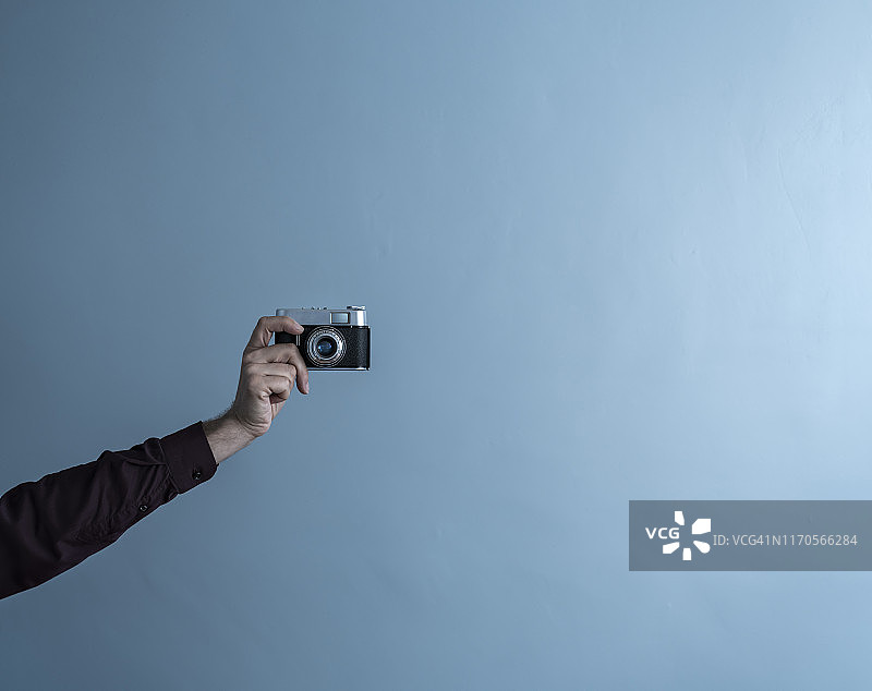 男人手持复古相机图片素材