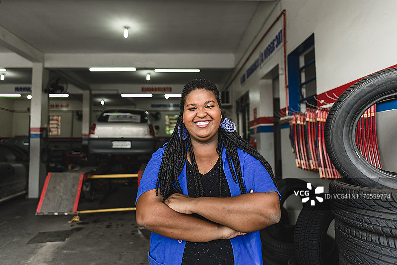 在汽车悬架车间工作的女技工肖像图片素材