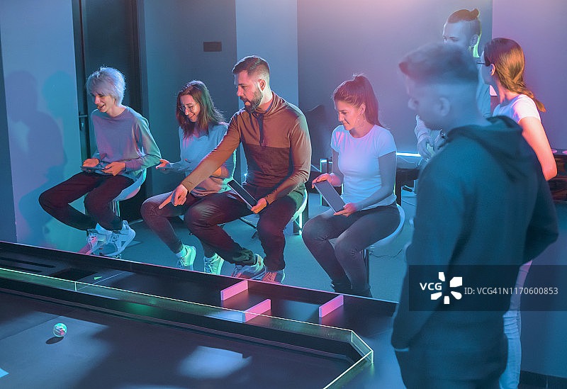 朋友们一起玩机器人球图片素材