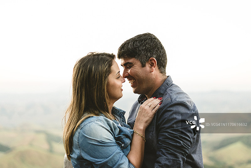 在自然公园瞭望的情侣图片素材